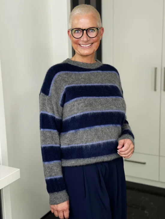 Mohairpullover Midnight Stripes in navy-grau – seitliche Ansicht