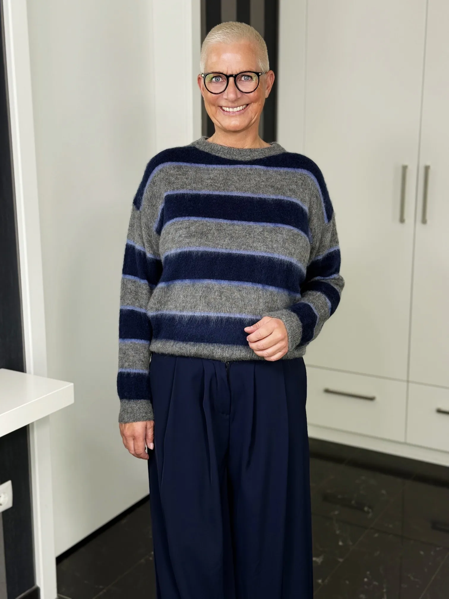 Mohairpullover Midnight Stripes navy-grau – Oberkörperansicht Mohairpullover Midnight Stripes in navy-grau – Oberkörperansicht