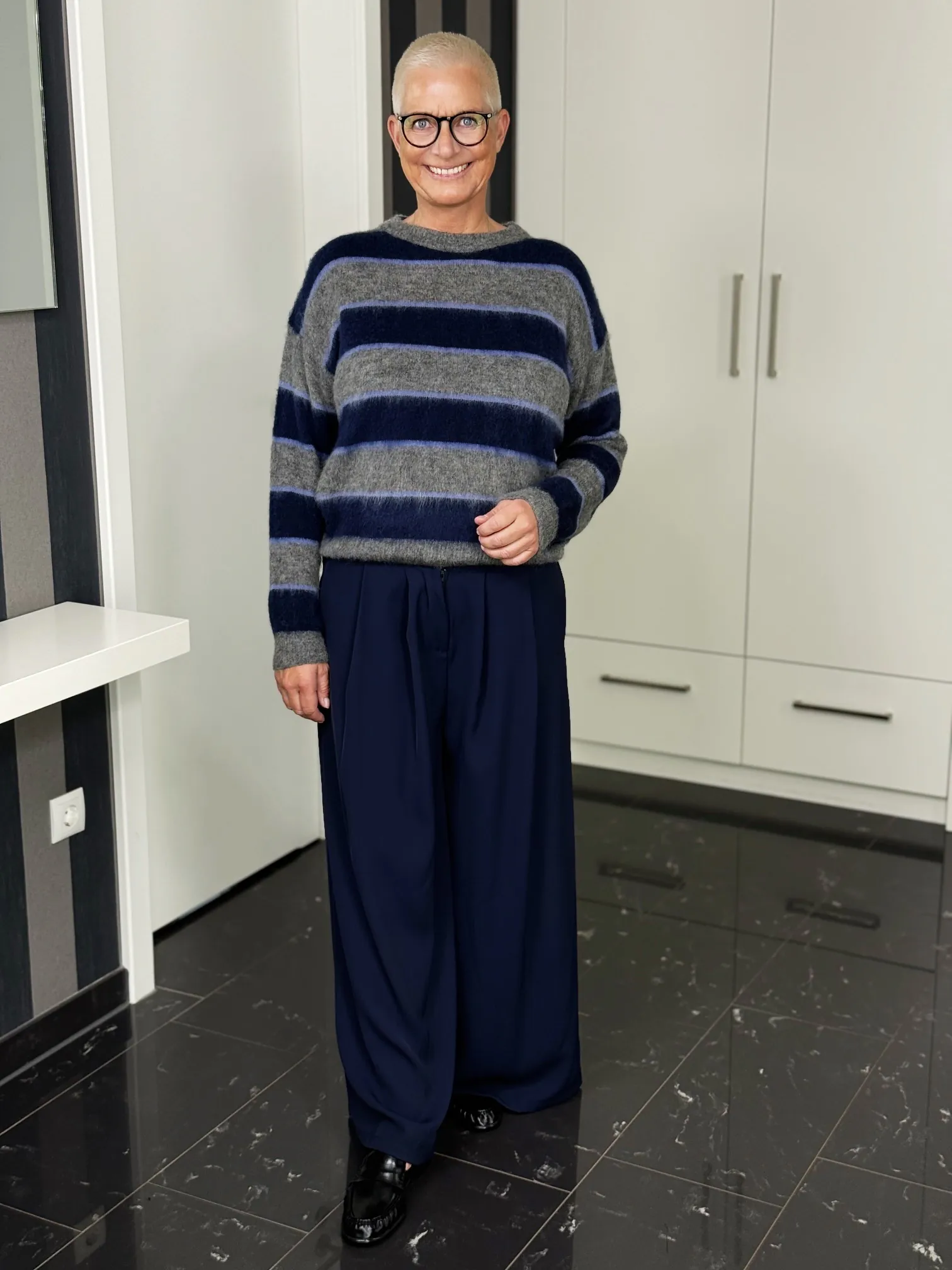 Mohairpullover Midnight Stripes navy-grau – Ganzkörperansicht Mohairpullover Midnight Stripes in navy-grau – Ganzkörperansicht