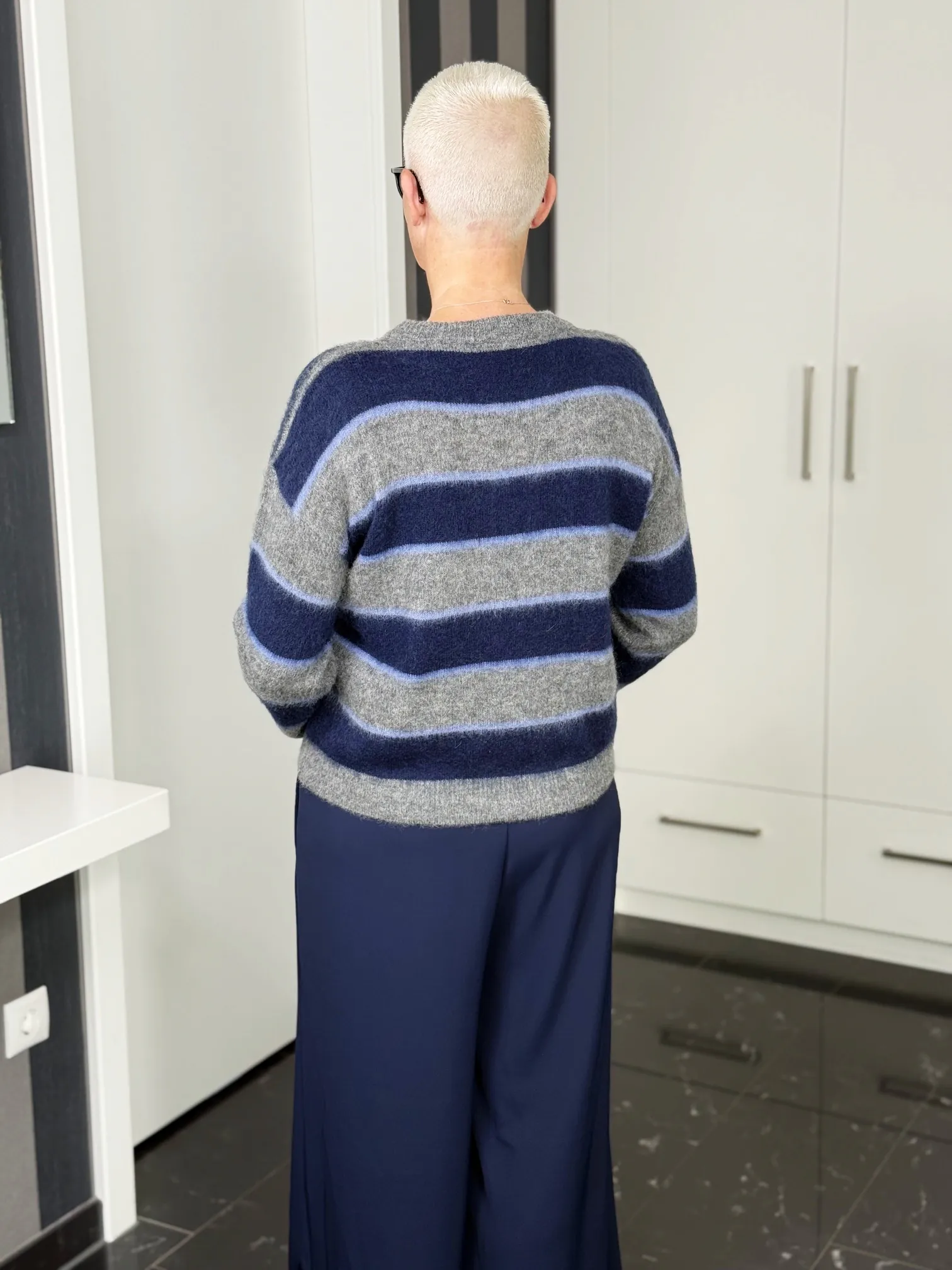Mohairpullover Midnight Stripes navy-grau – Rückansicht Mohairpullover Midnight Stripes in navy-grau – Rückansicht