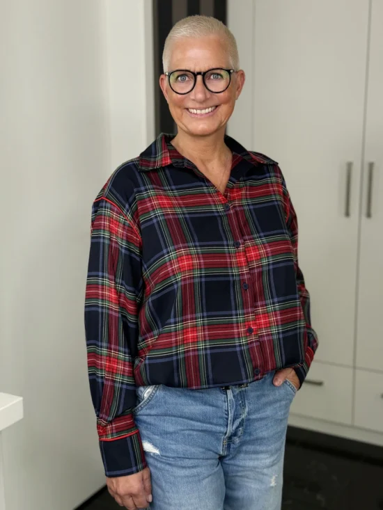 Oversize-Karohemd Highland Tartan in rot-navy-grün – seitliche Ansicht