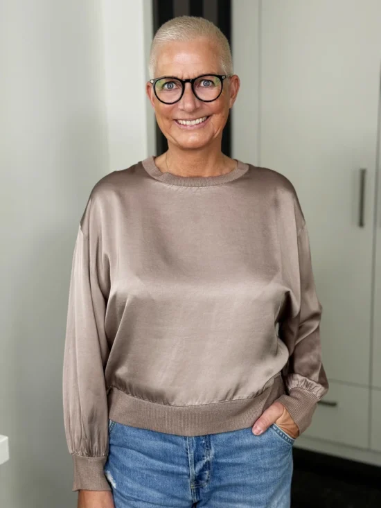 Satinshirt Silky Glow in taupe – Vorderansicht
