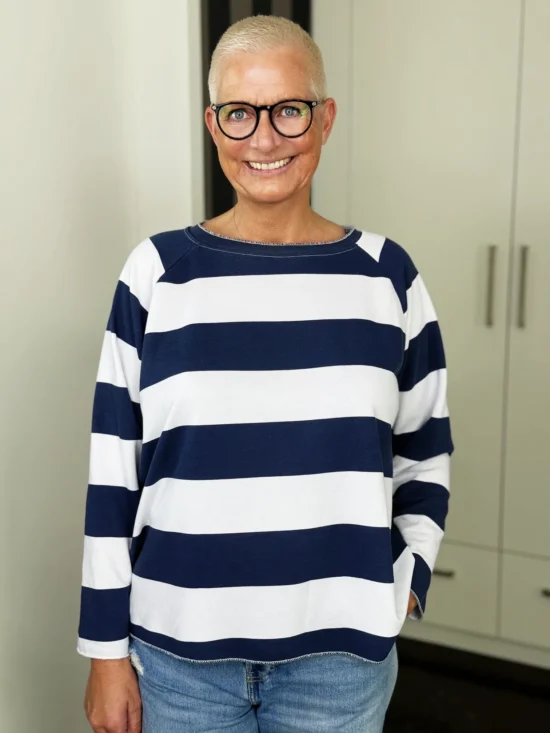 Shirt Maritim blau-weiß gestreift mit Rundhalsausschnitt – Vorderansicht