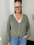 Bouclé-Cardigan Soft Olive in khaki – Vorderansicht