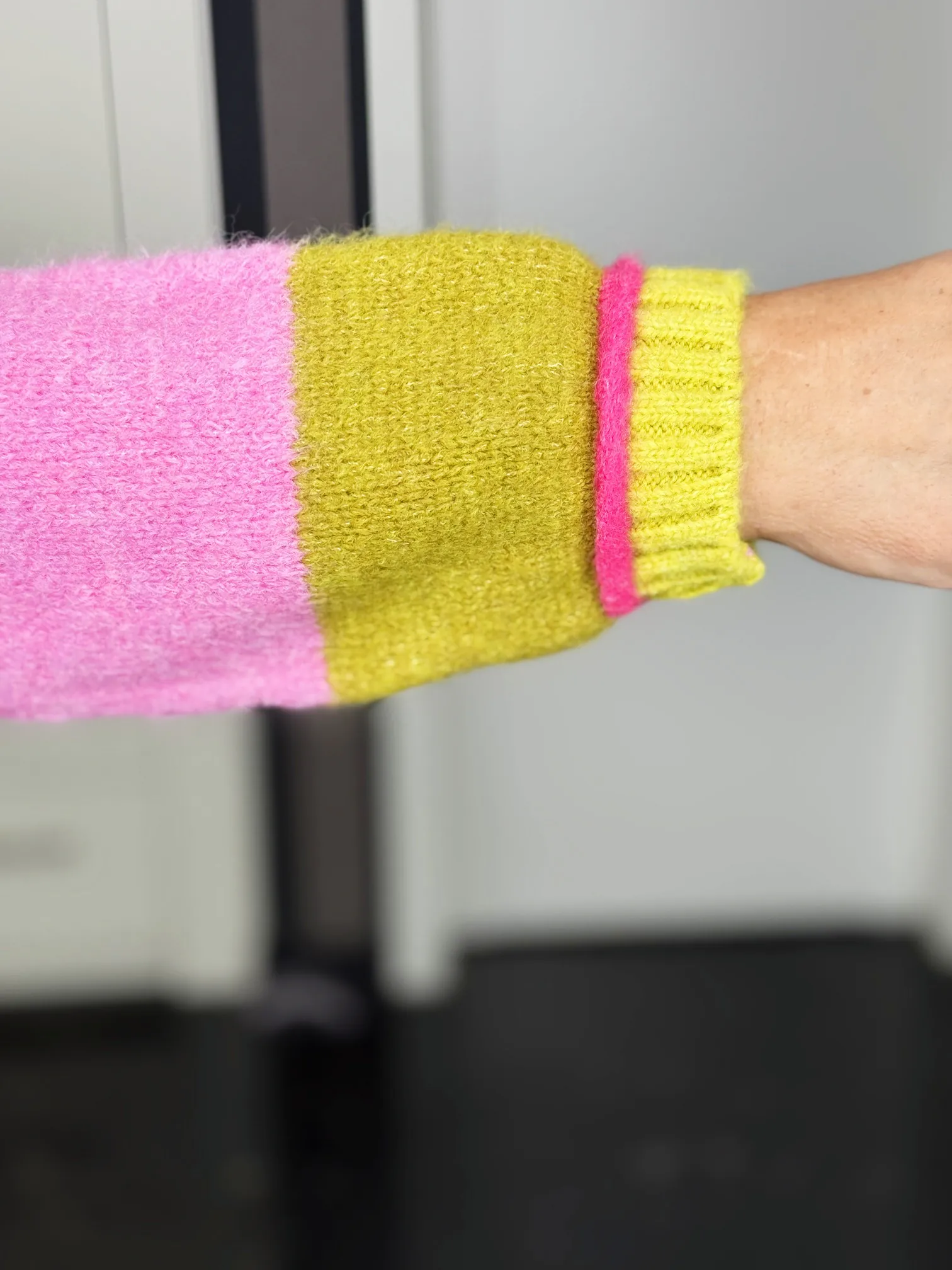 Strickpullover Candy Stripes pink-olivgrün – Detail Bündchen Strickpullover Candy Stripes in pink-olivgrün – Detail Bündchen