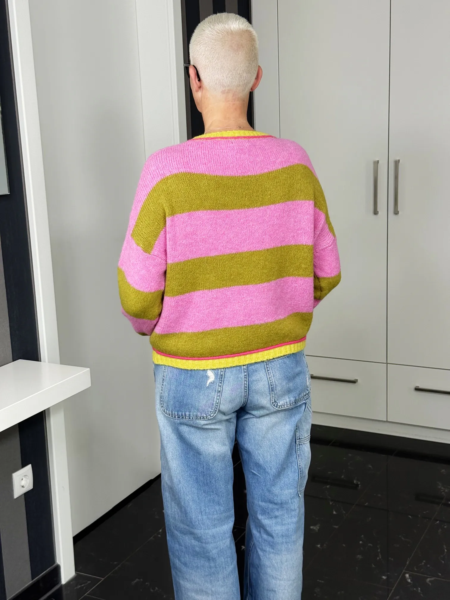 Strickpullover Candy Stripes pink-olivgrün – Rückansicht Strickpullover Candy Stripes in pink-olivgrün – Rückansicht