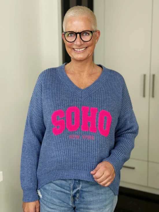Strickpullover SOHO New York in jeansblau-pink – Vorderansicht