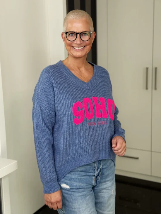 Strickpullover SOHO New York in jeansblau-pink – seitliche Ansicht