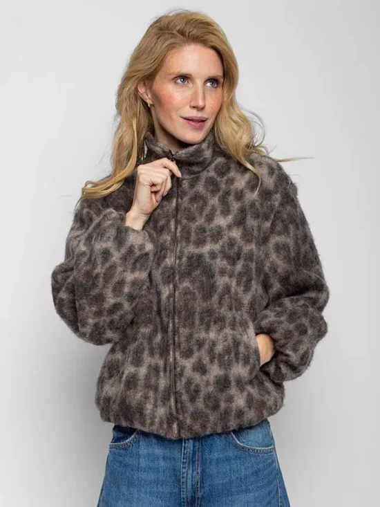 Emily van den Bergh Blouson Wool Leo in braun-beige aus Boiled Wool mit Leo-Dessin - Vorderansicht