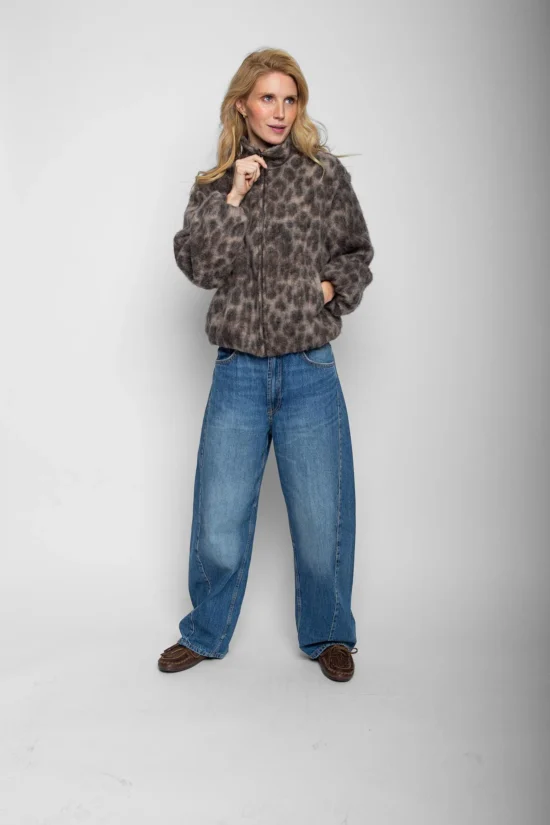 Emily van den Bergh Blouson Wool Leo in braun-beige aus Boiled Wool mit Leo-Dessin - Ganzkörperansicht