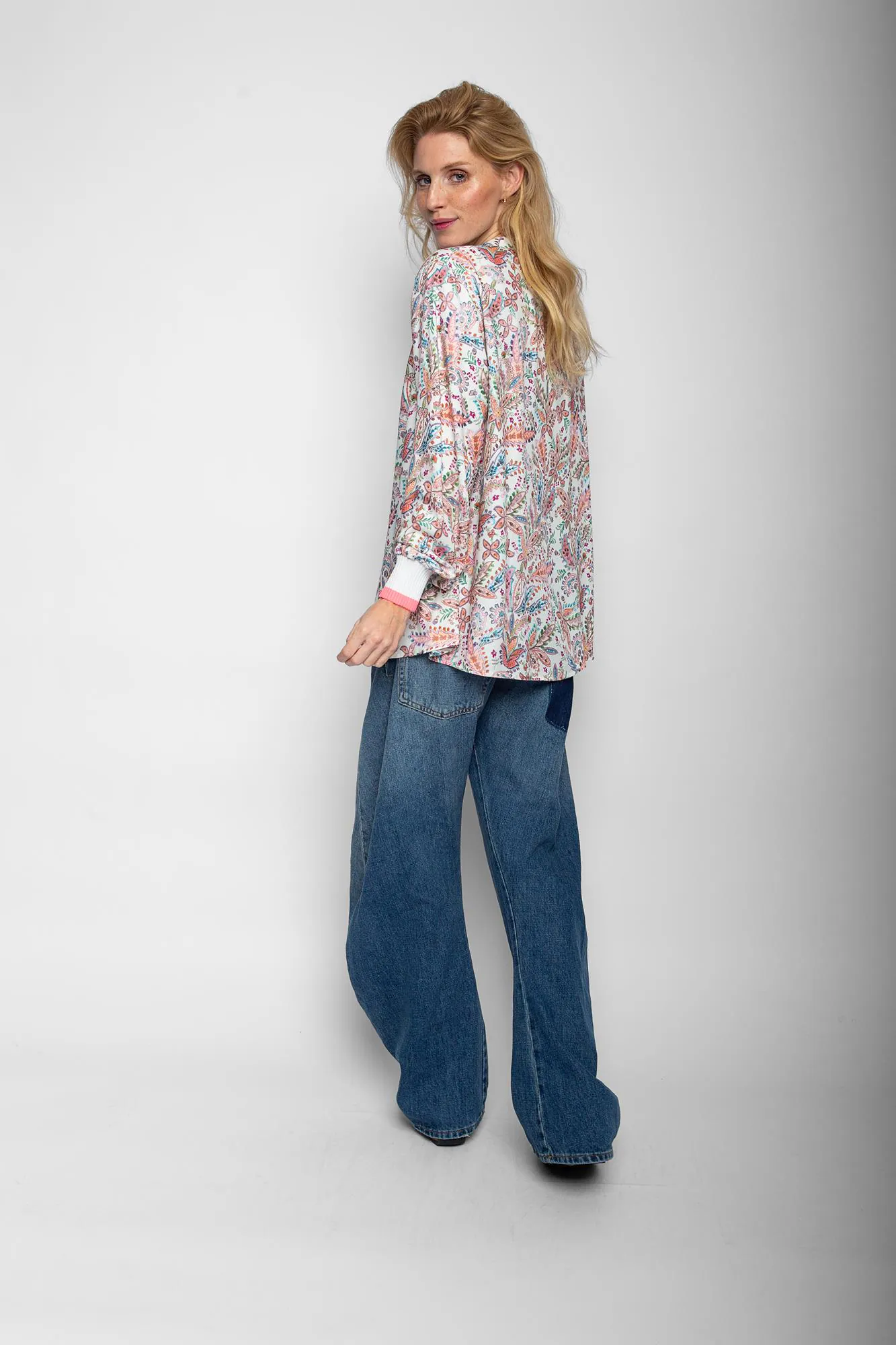 Emily van den Bergh Bluse Paisley Grace creme-multicolour - Ansicht schräg von hinten Emily van den Bergh Bluse Paisley Grace in creme-multicolour - Ansicht schräg von hinten
