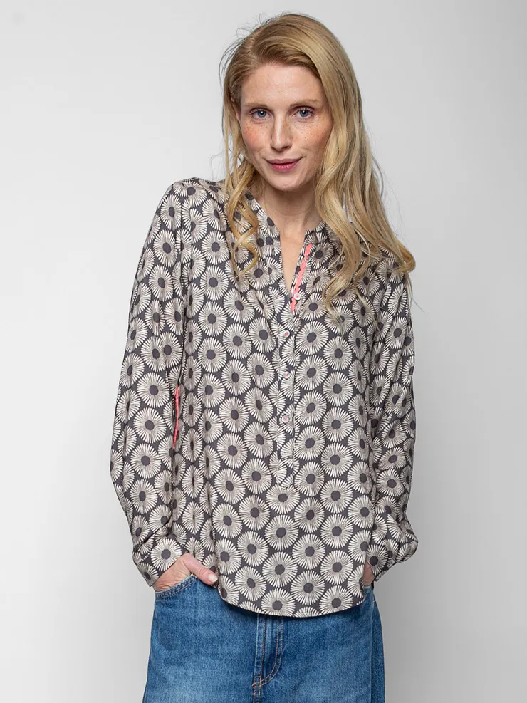 Emily van den Bergh Blusenshirt Batik Dune in taupe-sand, Vorderansicht Emily van den Bergh Blusenshirt Batik Dune in taupe-sand, Vorderansicht