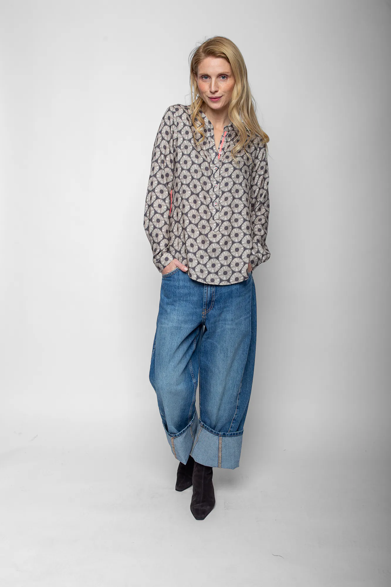 Emily van den Bergh Blusenshirt Batik Dune in taupe-sand, Ganzkörperansicht Emily van den Bergh Blusenshirt Batik Dune in taupe-sand, Ganzkörperansicht