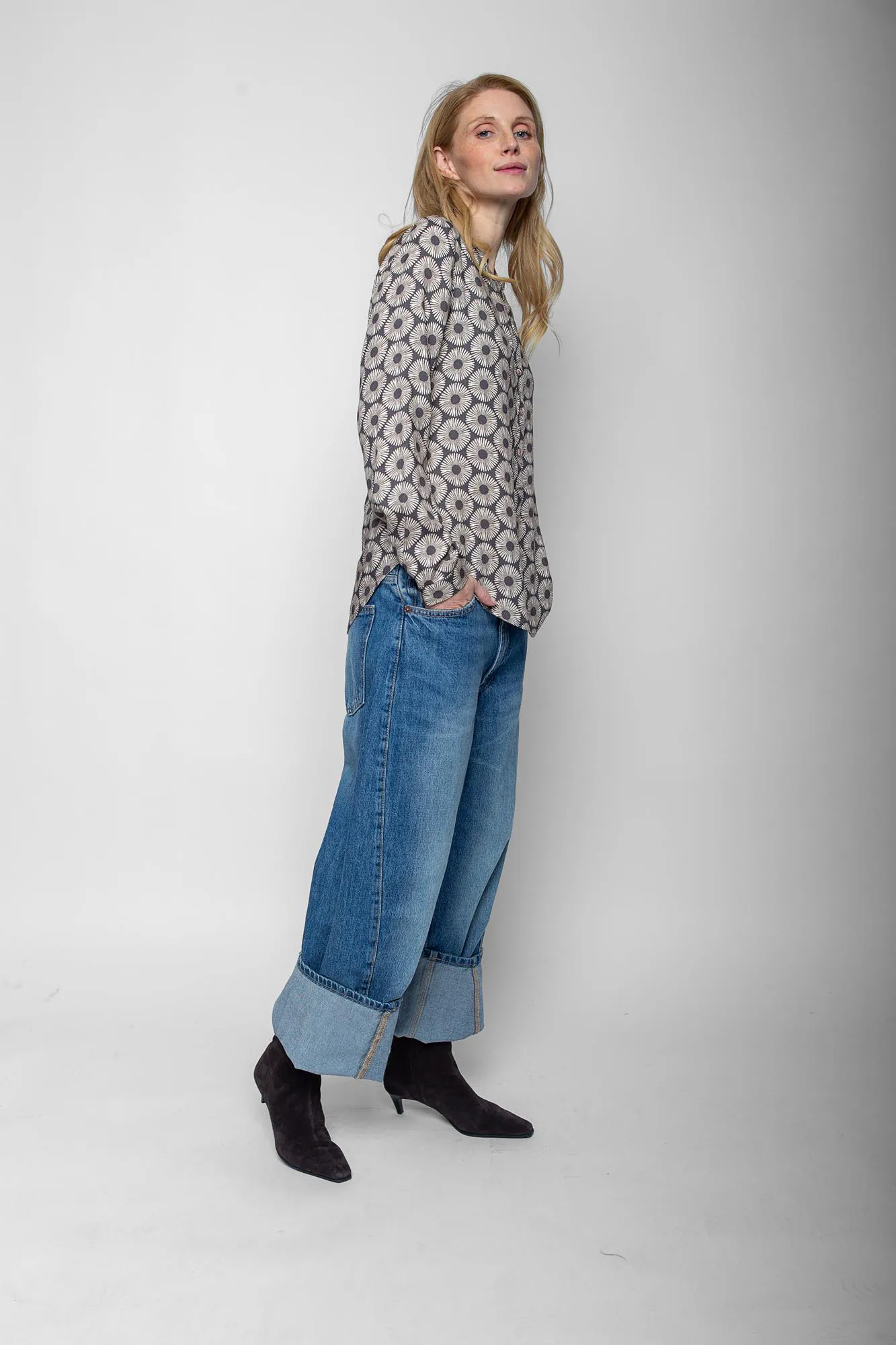Emily van den Bergh Blusenshirt Batik Dune in taupe-sand, seitliche Ansicht Emily van den Bergh Blusenshirt Batik Dune in taupe-sand, seitliche Ansicht