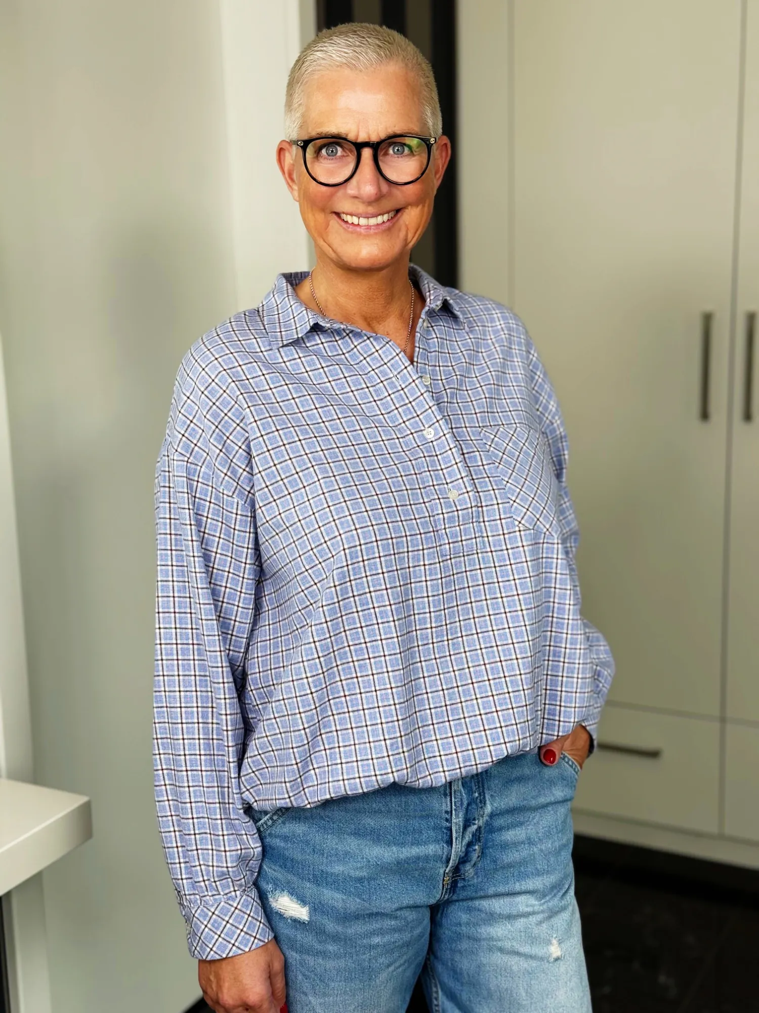 Emily van den Bergh Hemdbluse Cosy Check in blau-rosé, seitliche Ansicht Emily van den Bergh Hemdbluse Cosy Check in blau-rosé, seitliche Ansicht