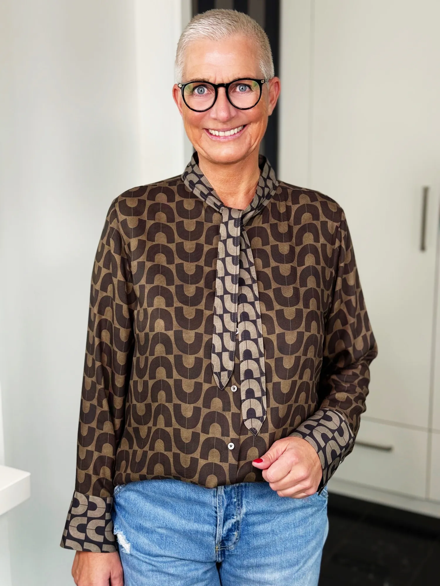 Emily van den Bergh Bluse Geo Chic in braun-taupe, Vorderansicht Emily van den Bergh Bluse Geo Chic in braun-taupe, Vorderansicht
