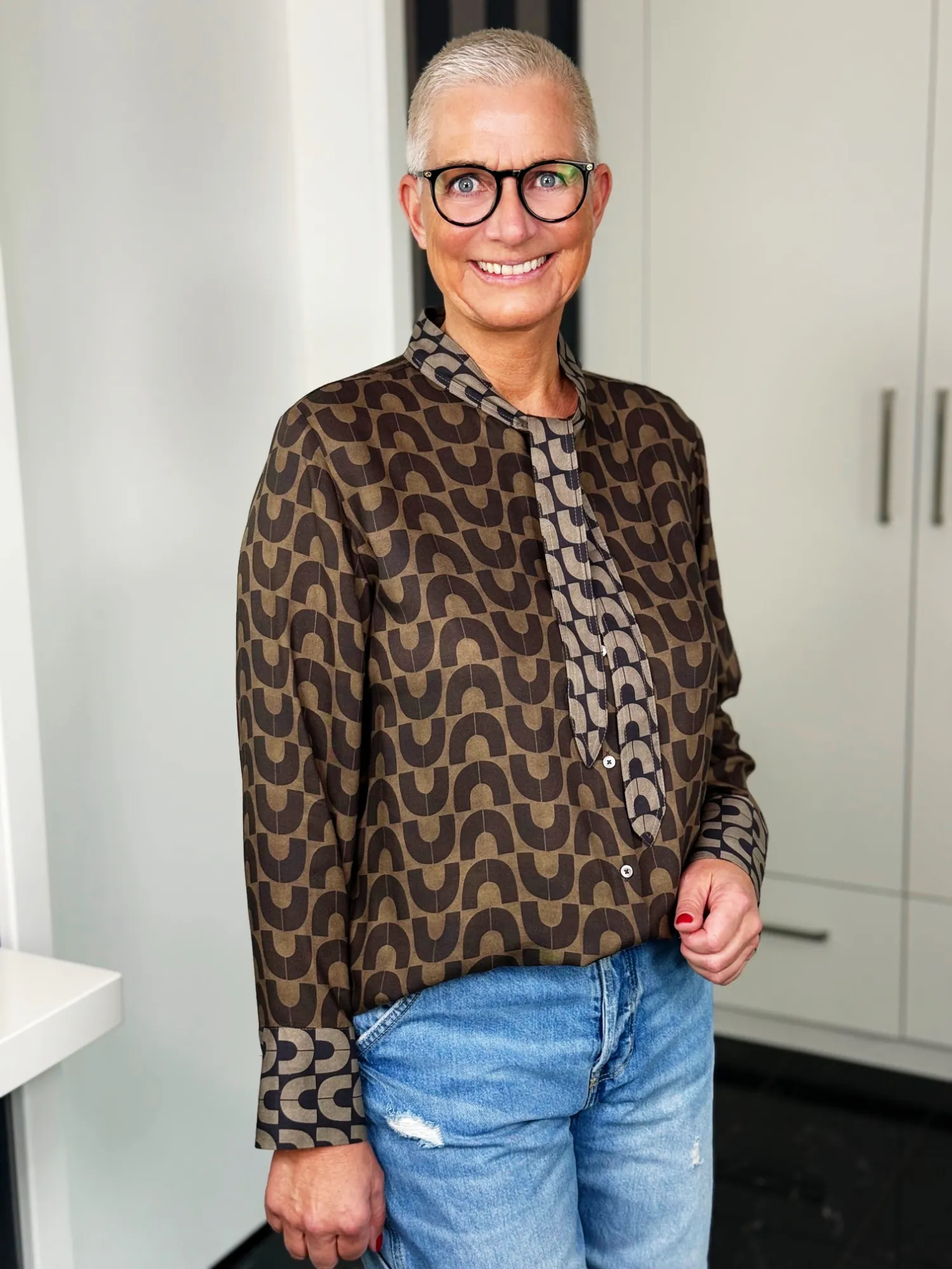 Emily van den Bergh Bluse Geo Chic in braun-taupe, seitliche Ansicht Emily van den Bergh Bluse Geo Chic in braun-taupe, seitliche Ansicht