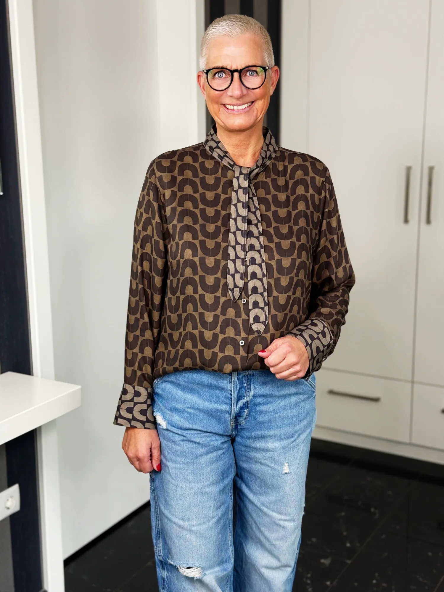 Emily van den Bergh Bluse Geo Chic in braun-taupe, Oberkörperansicht Emily van den Bergh Bluse Geo Chic in braun-taupe, Oberkörperansicht