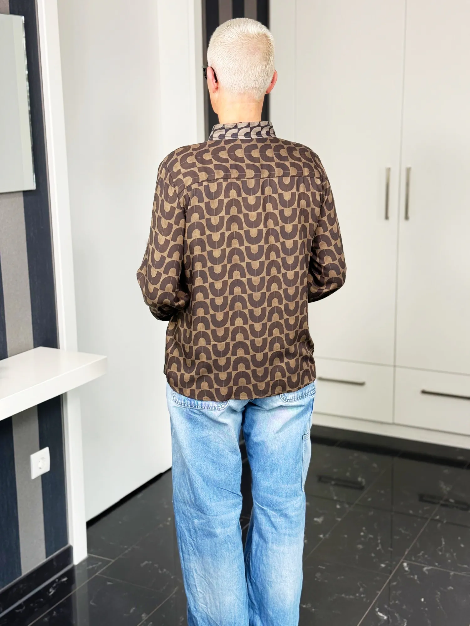 Emily van den Bergh Bluse Geo Chic in braun-taupe, Rückansicht Emily van den Bergh Bluse Geo Chic in braun-taupe, Rückansicht