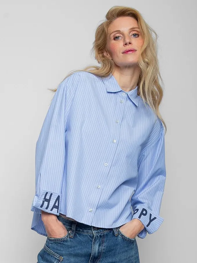 Emily van den Bergh Hemdbluse Happy Stripe blau-weiß - Vorderansicht Emily van den Bergh Hemdbluse Happy Stripe in blau-weiß - Vorderansicht