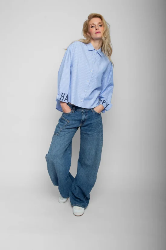 Emily van den Bergh Hemdbluse Happy Stripe in blau-weiß - Ganzkörperansicht