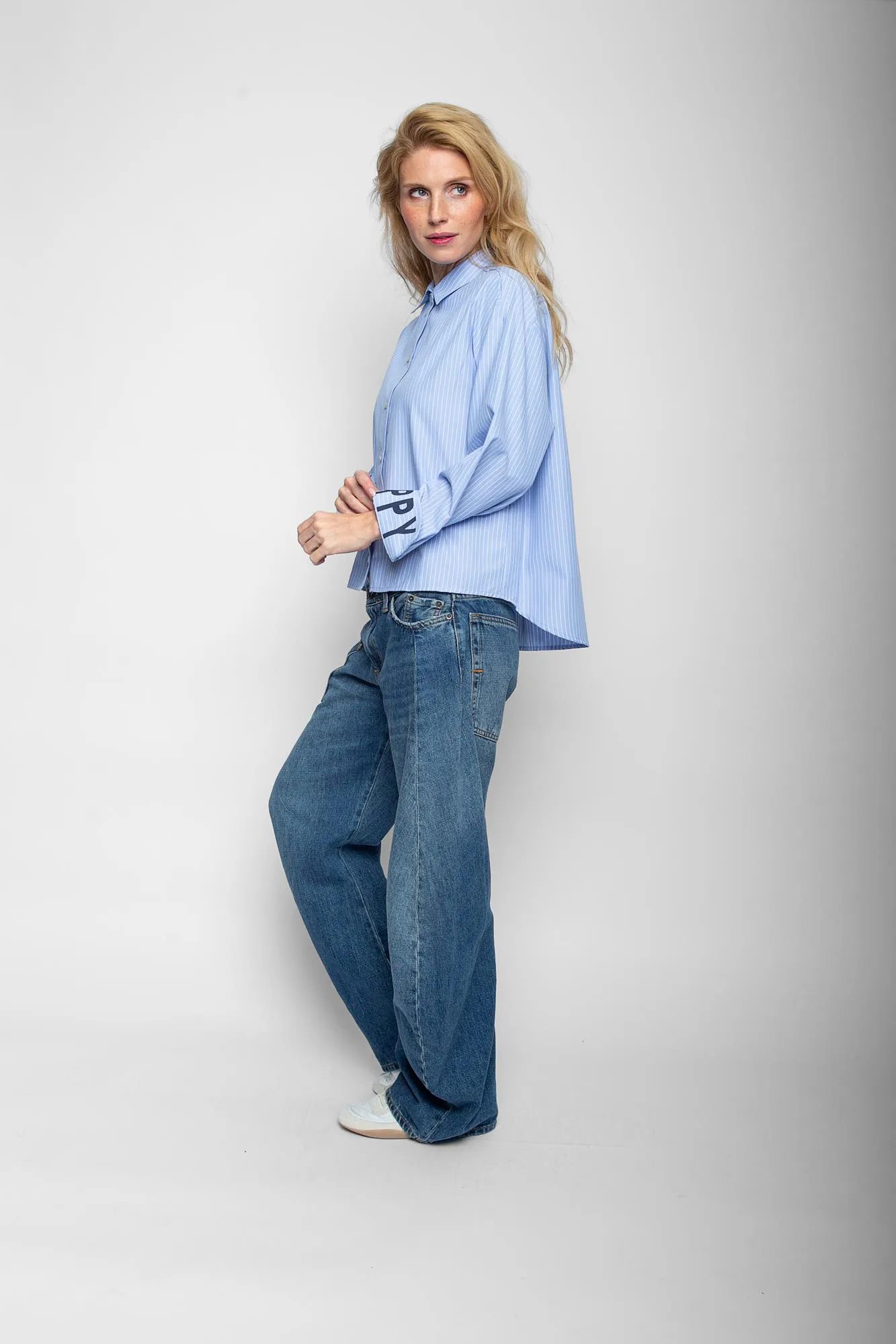 Emily van den Bergh Hemdbluse Happy Stripe blau-weiß - seitliche Ansicht Emily van den Bergh Hemdbluse Happy Stripe in blau-weiß - seitliche Ansicht