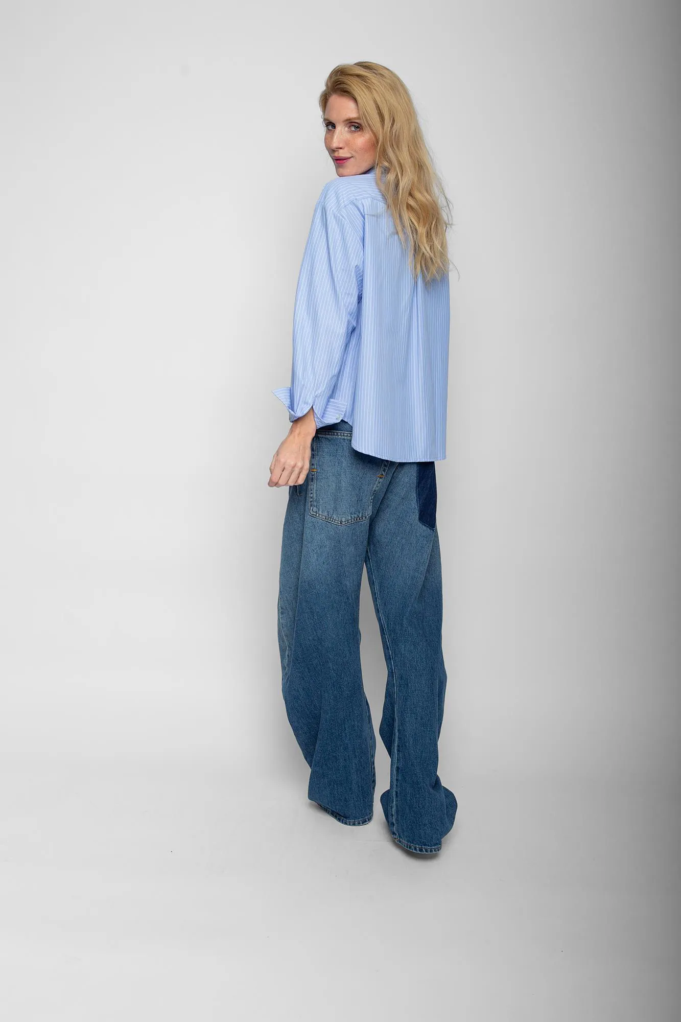 Emily van den Bergh Hemdbluse Happy Stripe blau-weiß - Rückansicht Emily van den Bergh Hemdbluse Happy Stripe in blau-weiß - Rückansicht