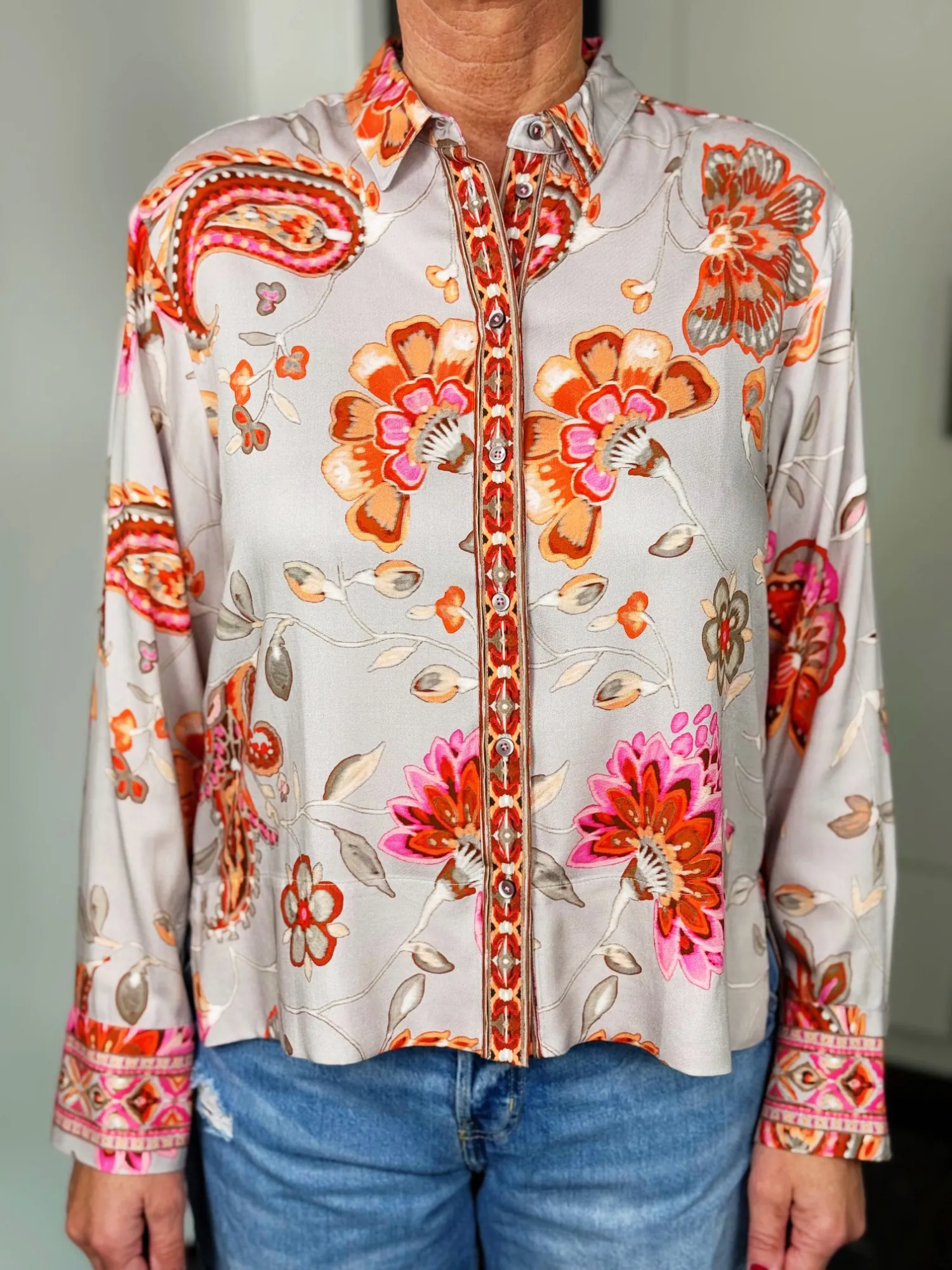 Emily van den Bergh Hemdbluse Paisley Sunrise in taupe-multicolour, Detail Druckmuster Emily van den Bergh Hemdbluse Paisley Sunrise in taupe-multicolour, Detail Druckmuster