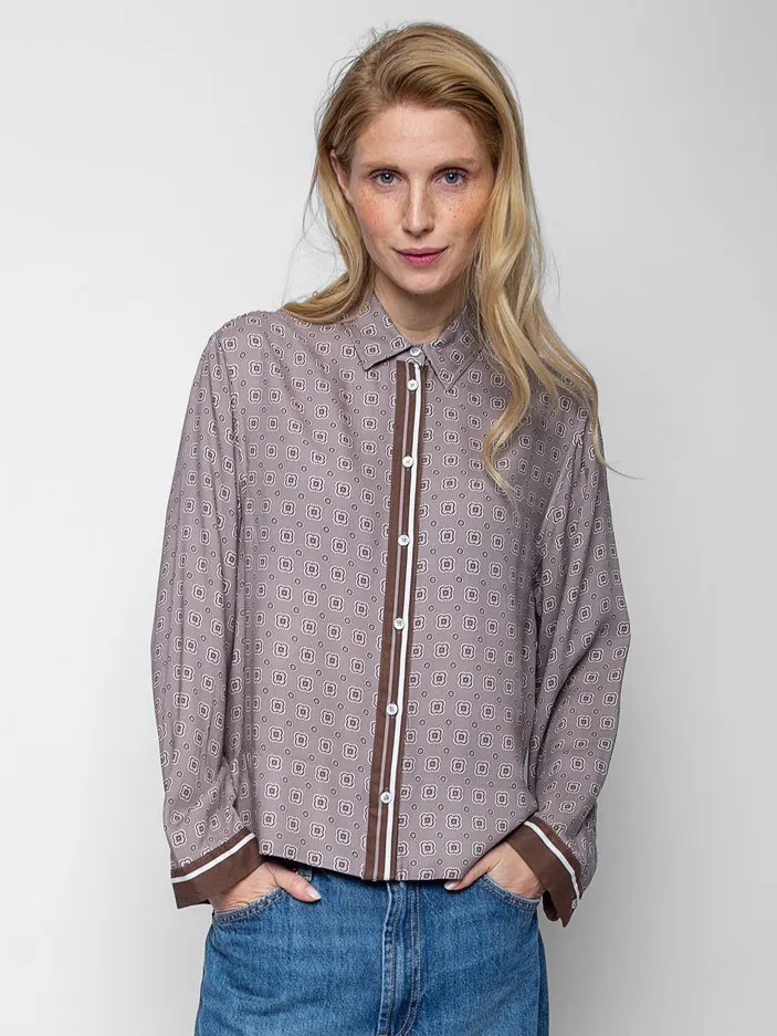 Emily van den Bergh Hemdbluse Tie Chic in taupe, Vorderansicht Emily van den Bergh Hemdbluse Tie Chic in taupe, Vorderansicht