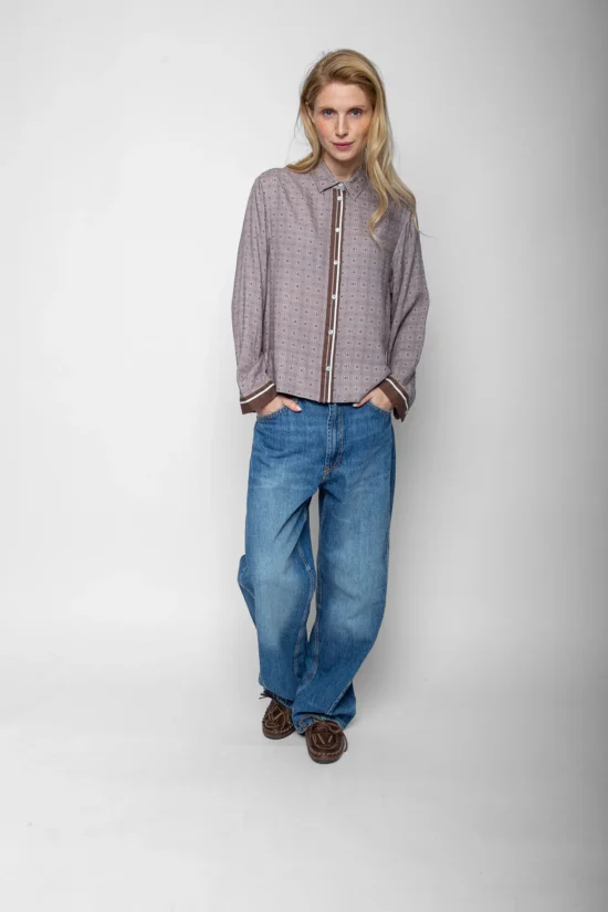 Emily van den Bergh Hemdbluse Tie Chic in taupe, Ganzkörperansicht