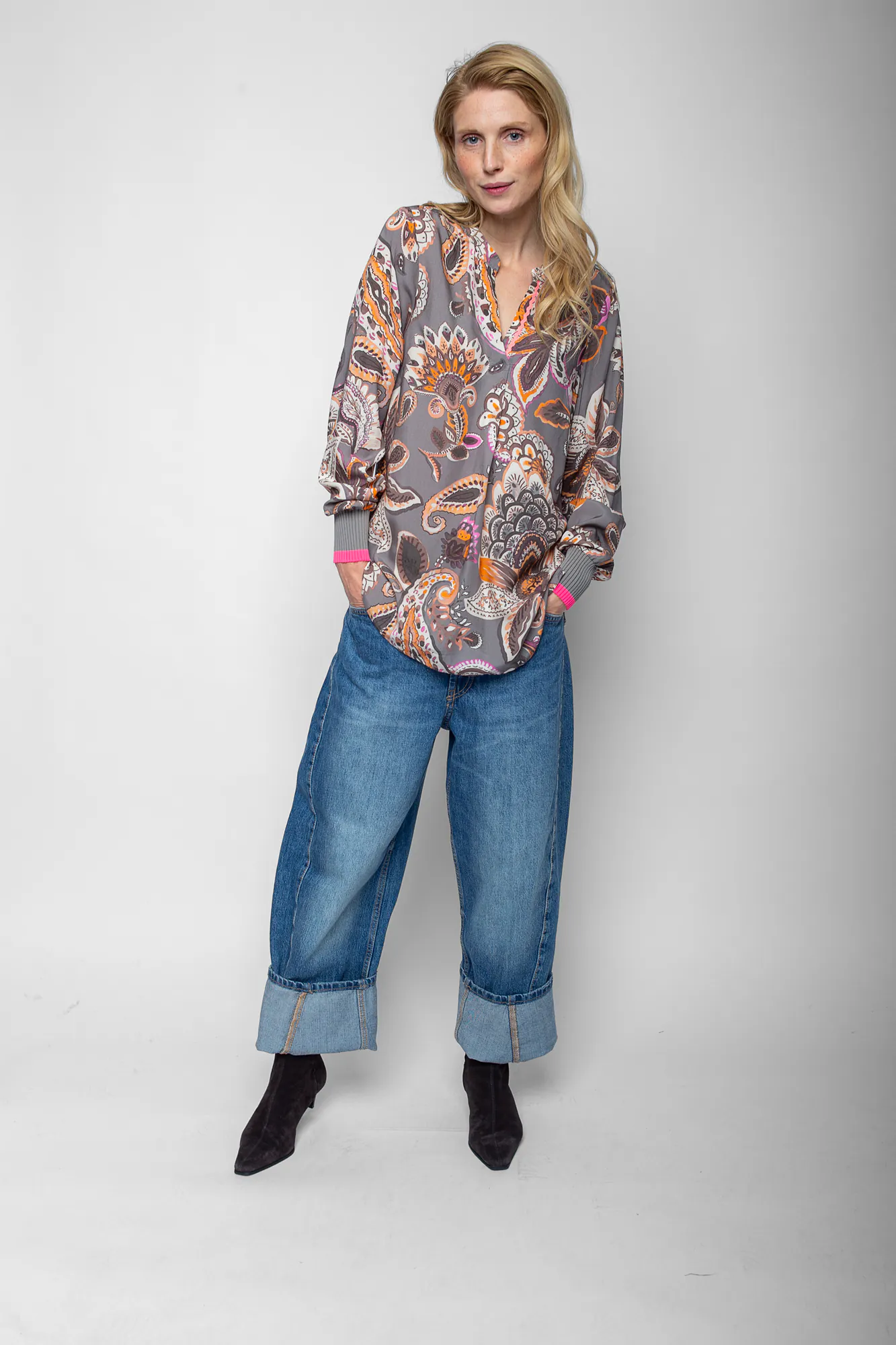 Emily van den Bergh Shirtbluse Paisley Glow in taupe-multicolour, Ganzkörperansicht Emily van den Bergh Shirtbluse Paisley Glow in taupe-multicolour, Ganzkörperansicht