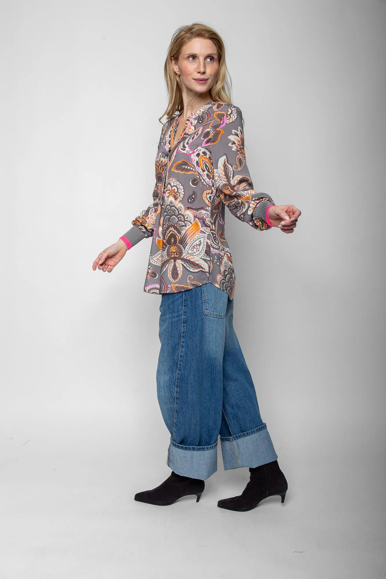 Emily van den Bergh Shirtbluse Paisley Glow in taupe-multicolour, seitliche Ansicht Emily van den Bergh Shirtbluse Paisley Glow in taupe-multicolour, seitliche Ansicht