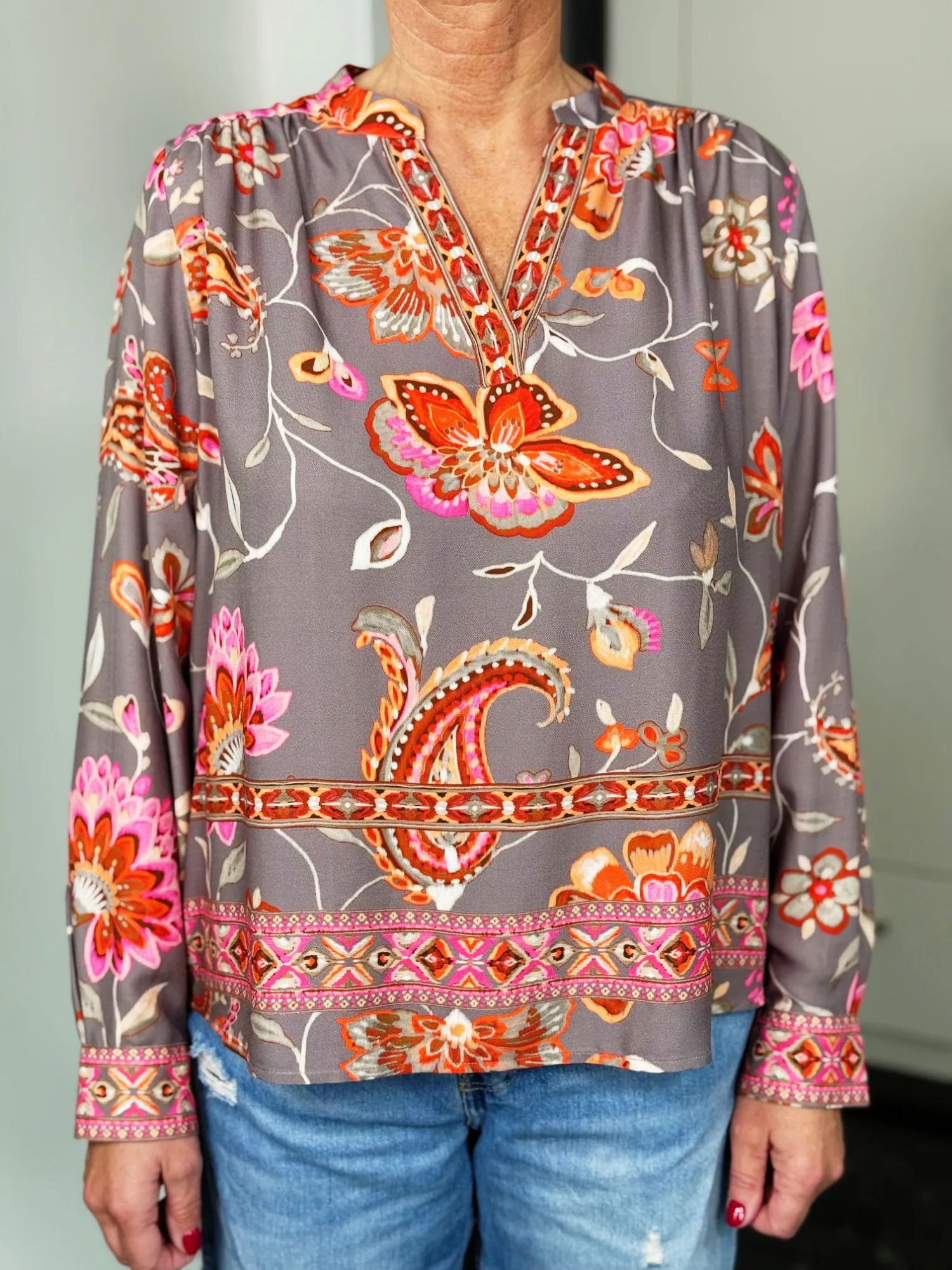 Emily van den Bergh Tunikabluse Paisley Dusk in taupe-multicolour, Detail Ausschnitt Emily van den Bergh Tunikabluse Paisley Dusk in taupe-multicolour, Detail Ausschnitt