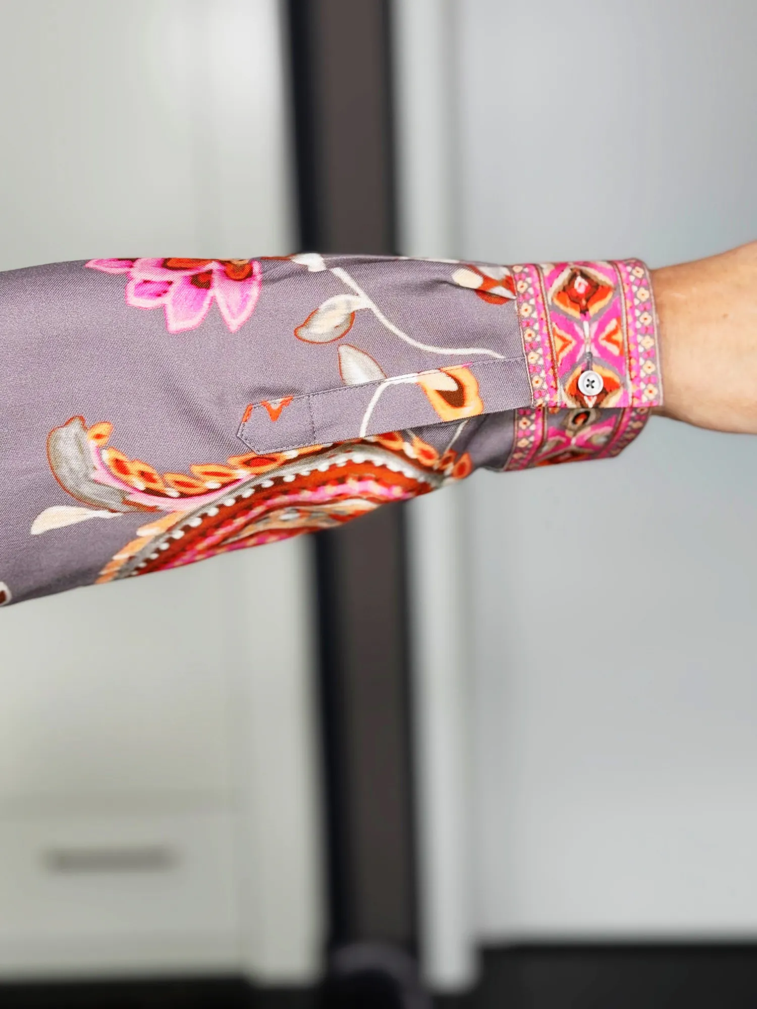 Emily van den Bergh Tunikabluse Paisley Dusk in taupe-multicolour, Detail Manschette Emily van den Bergh Tunikabluse Paisley Dusk in taupe-multicolour, Detail Manschette