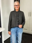 MILANO ITALY Hemdbluse Ruffle in anthrazit, Vorderansicht mit Rüsche