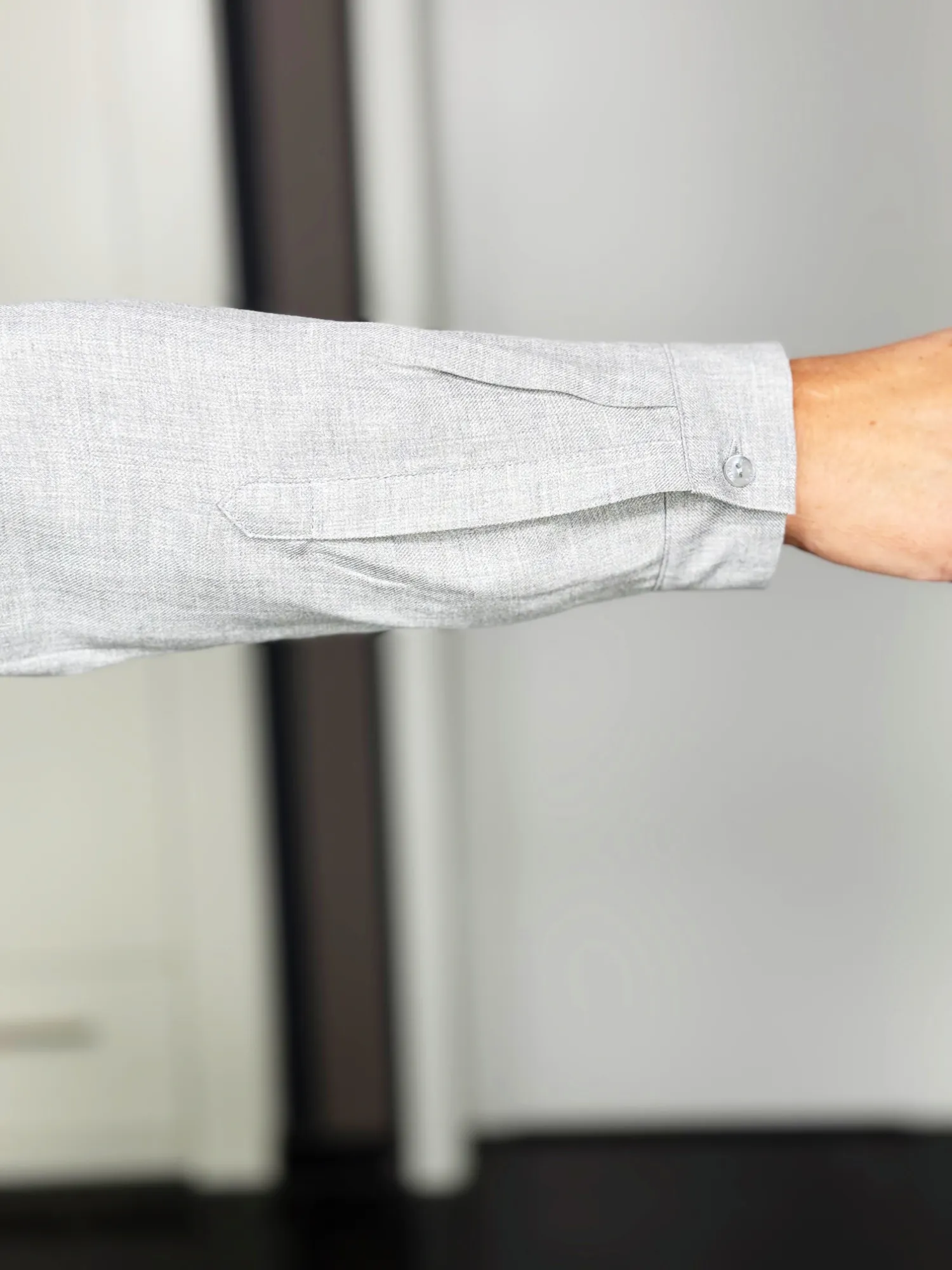 MILANO ITALY Hemdbluse Soft Grey in grau-meliert, Detail Manschette MILANO ITALY Hemdbluse Soft Grey in grau-meliert, Detail Manschette